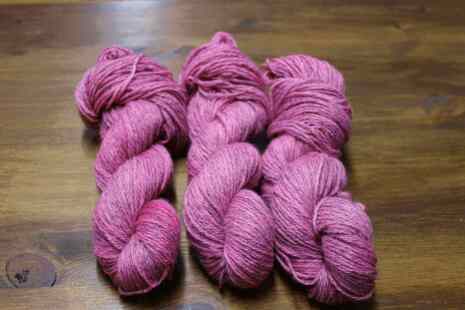 Handf�rgat 3-tr ullgarn raggsockor 100g Rosa m�ter gr�tt