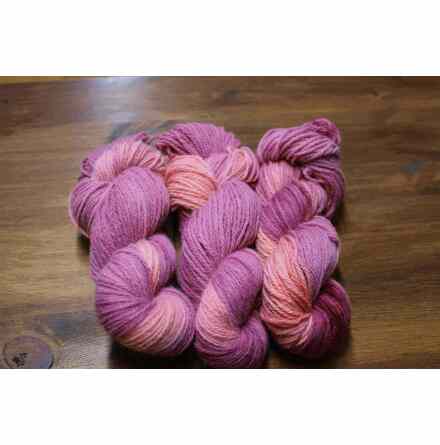 Handf�rgat 3-tr ullgarn raggsockor 100g. En rosa dr�m