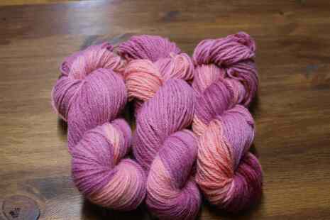 Handf�rgat 3-tr ullgarn raggsockor 100g. En rosa dr�m