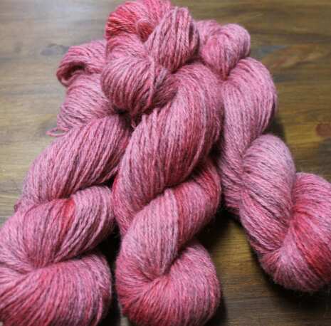 Handf�rgat 3-tr ullgarn raggsockor 100g Cerise m�ter gr�
