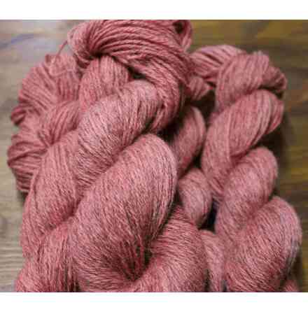 Handf�rgat 3-tr ullgarn raggsockor 100g. N�r den skulle blivit r�d.
