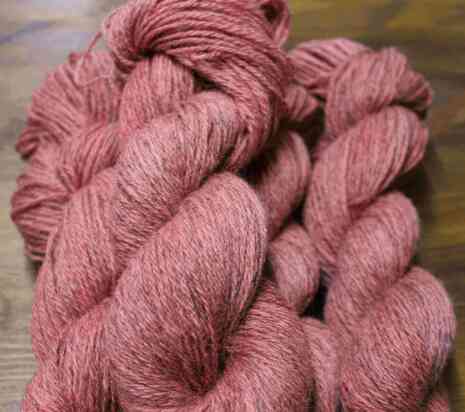 Handf�rgat 3-tr ullgarn raggsockor 100g. N�r den skulle blivit r�d.
