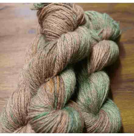 Handf�rgat 3-tr ullgarn raggsockor 100g. Ett st�nk av gr�nt.