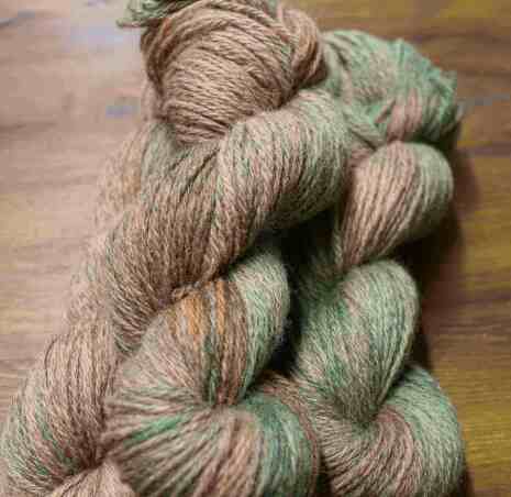Handf�rgat 3-tr ullgarn raggsockor 100g. Ett st�nk av gr�nt.
